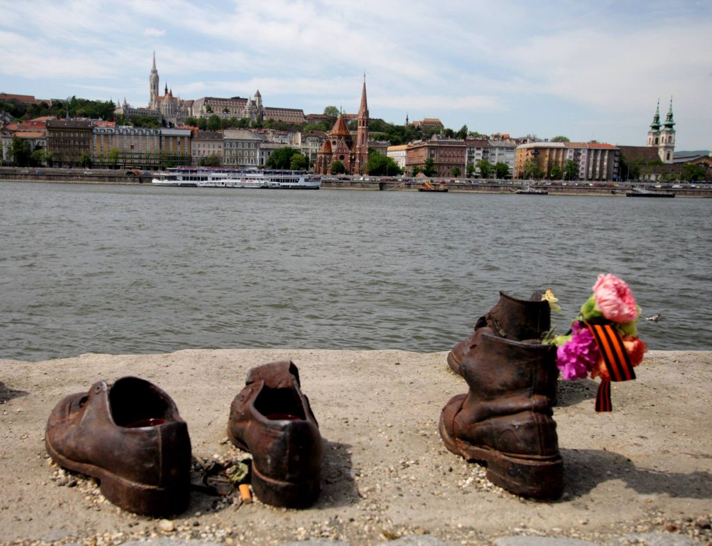 scarpe sulle rive del danubio